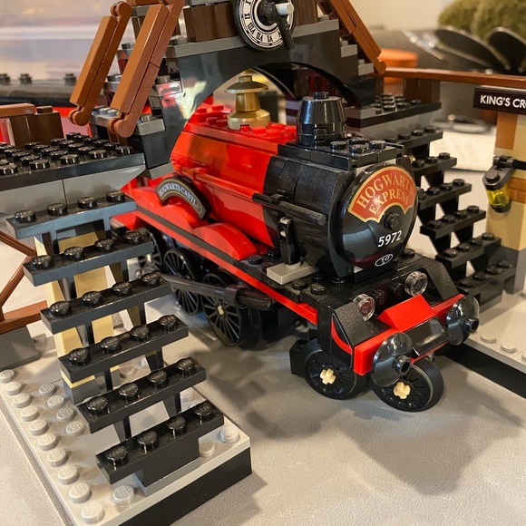 LEGO Set 75955 Harry Potter Red Hogwarts Express Set - Picture 2 of 10